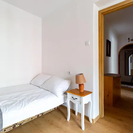 Centre By Bookinghost *