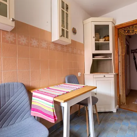 Centre By Bookinghost *