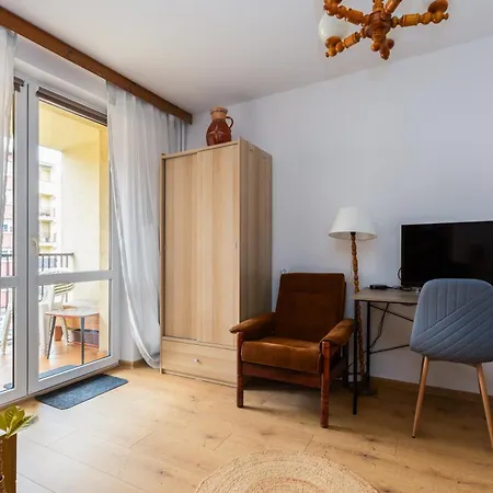 Centre By Bookinghost *