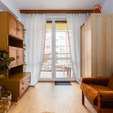 Centre By Bookinghost *