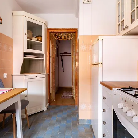 Centre By Bookinghost *