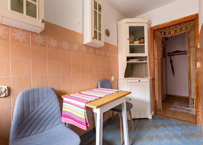 Centre By Bookinghost *