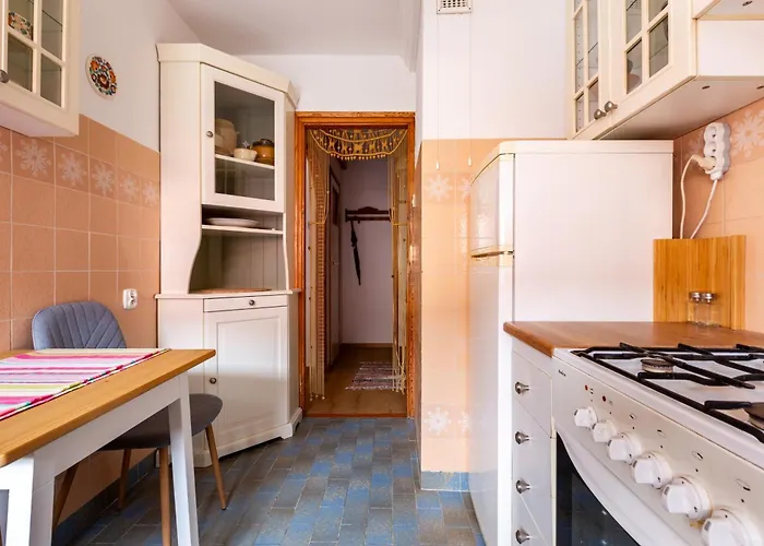 Centre By Bookinghost *